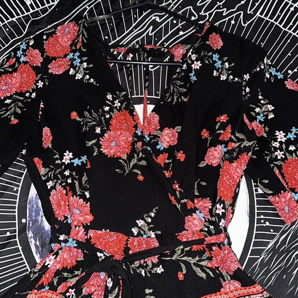 Cute floral black & red short one piece romper size medium - Picture 5 of 8
